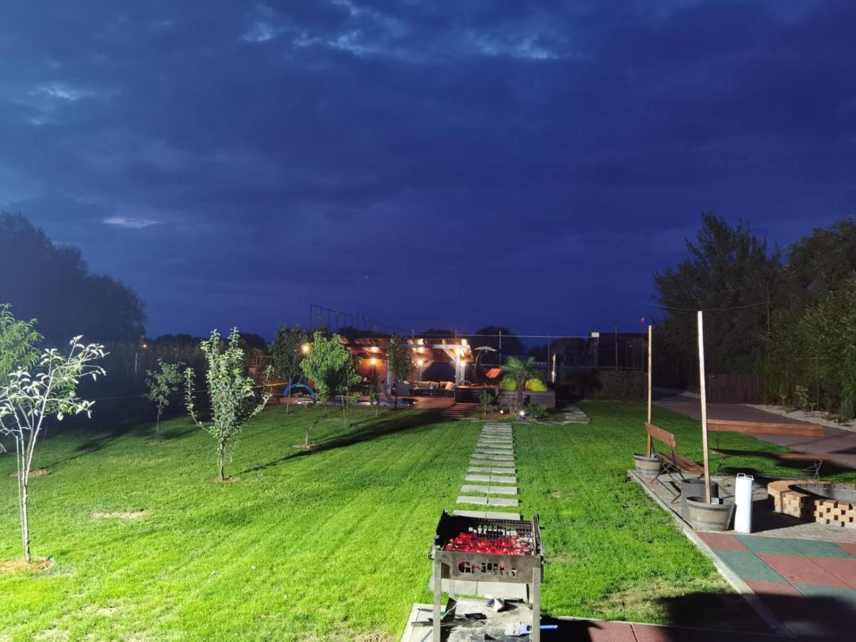 Janine Garden Hotell Braşov Exteriör bild