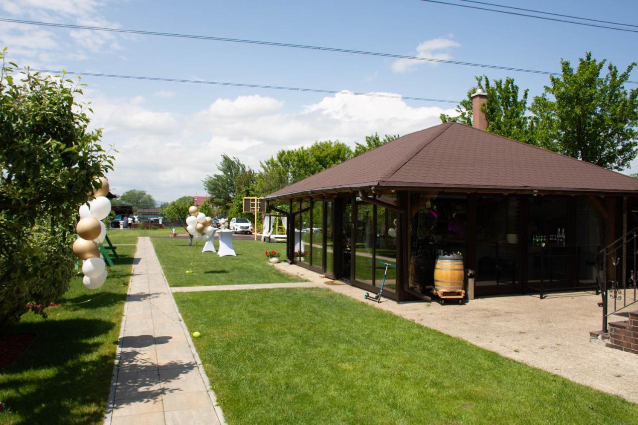 Janine Garden Hotell Braşov Exteriör bild
