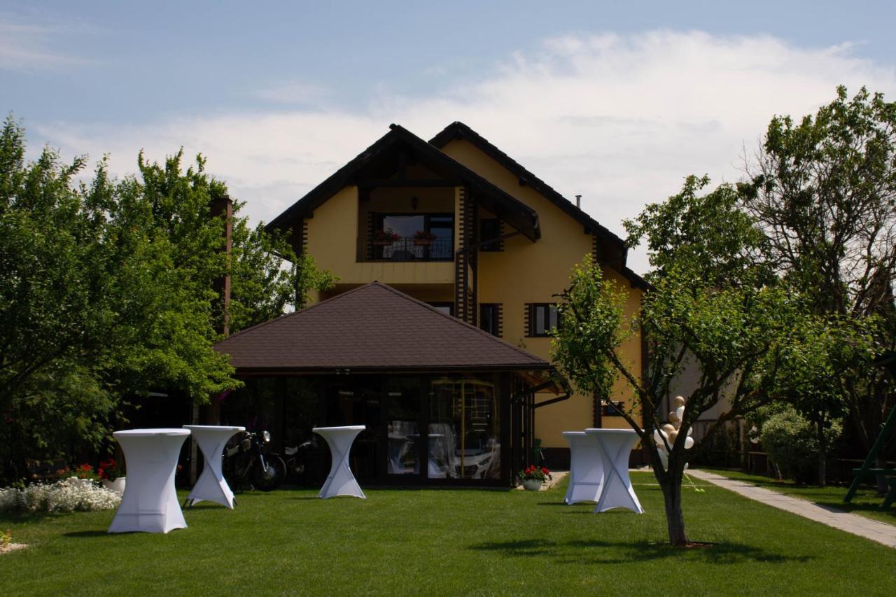 Janine Garden Hotell Braşov Exteriör bild