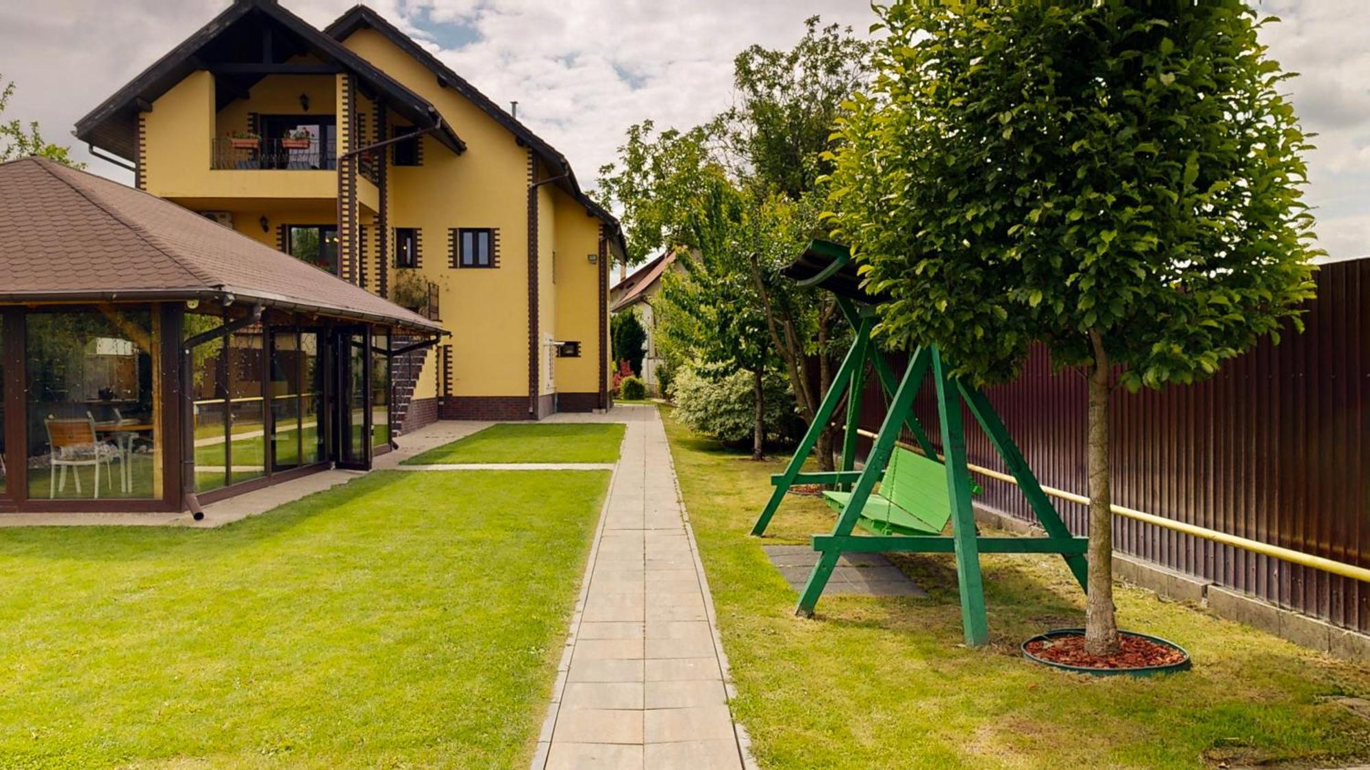 Janine Garden Hotell Braşov Exteriör bild